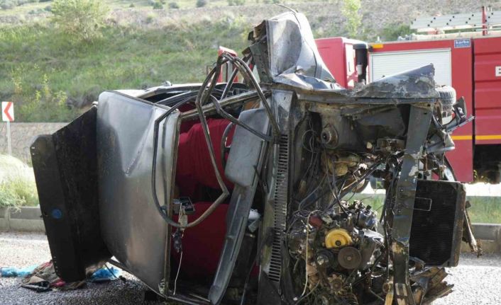 Anneler Günü’nde yürek yakan kaza: Hurdaya dönen otomobildeki kadın hayatını kaybetti