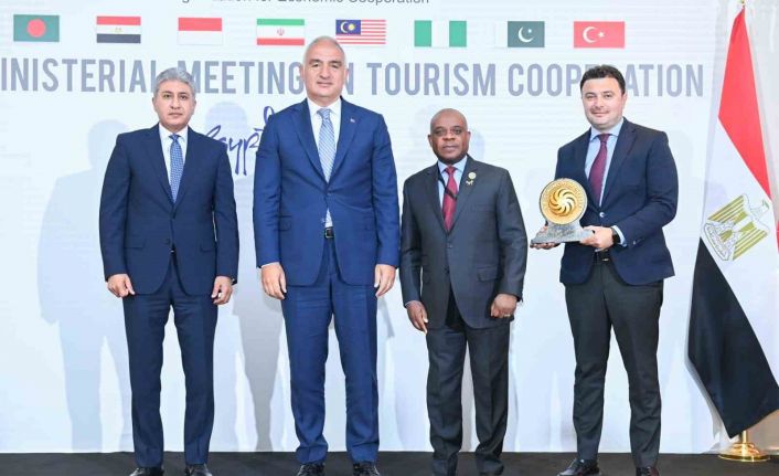 Antalya "2025 Yılı D-8 Turizm Şehri" ödülünü Kahire’deki bakanlar toplantısında aldı
