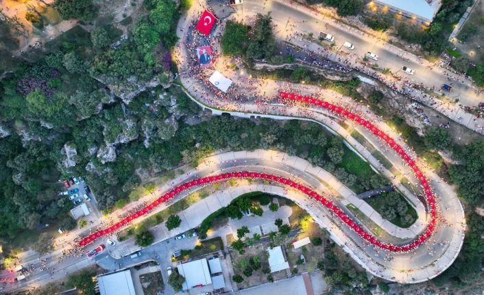 Antalya’da 400 metrelik dev Türk bayrağı ile ’Fener Alayı’ düzenlendi