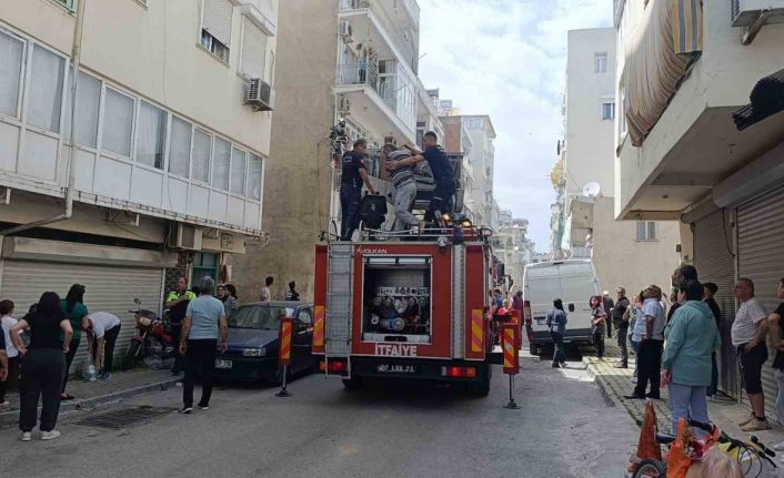 Antalya’da 4 katlı binada yangın paniği: Mahsur kalanları itfaiye kurtardı