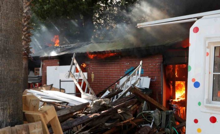 Antalya’da depo yangını