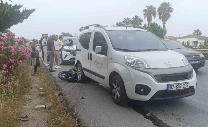 Antalya’da emniyet şeridinde duran araca motosiklet çarptı: 1 ağır yaralı