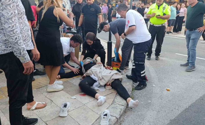 Antalya’da ters yönden çıkan otel servisi ile motosiklet çarpıştı: 1 ölü