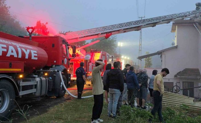 Apartmanın çatısında çıkan yangın paniğe neden oldu