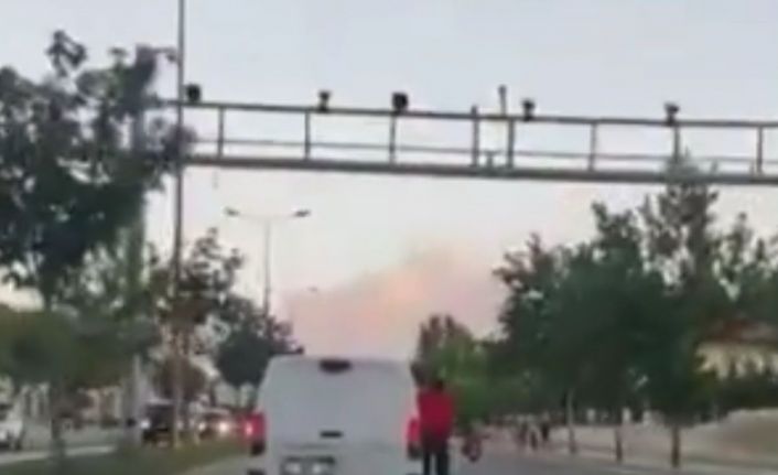 Araca tutunarak ilerleyen patenli gencin tehlikeli yolculuğu kameraya yansıdı