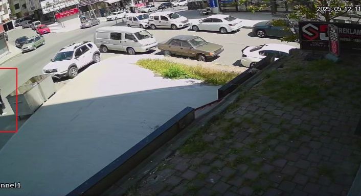 Aracını çalmaya çalışan hırsızı suçüstü yakaladı: O anlar kamerada