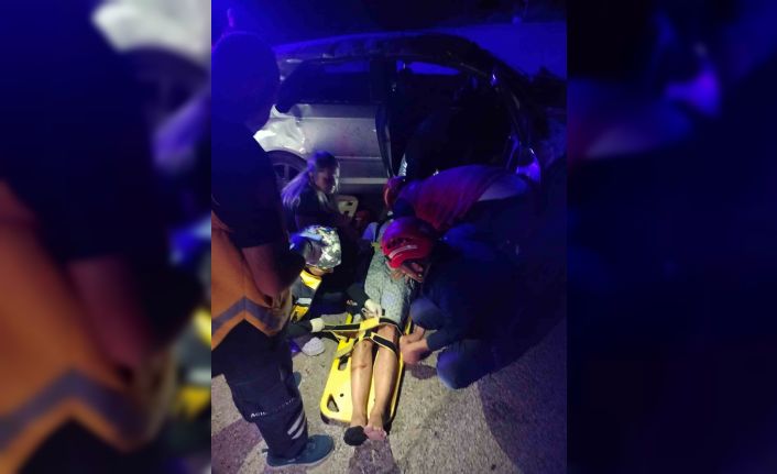 Araçta sıkışan sürücü yaralı olarak çıkarıldı