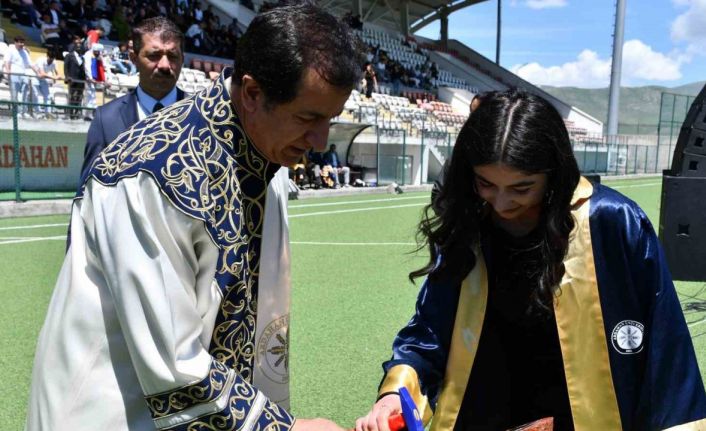 Ardahan Üniversitesinde mezuniyet coşkusu