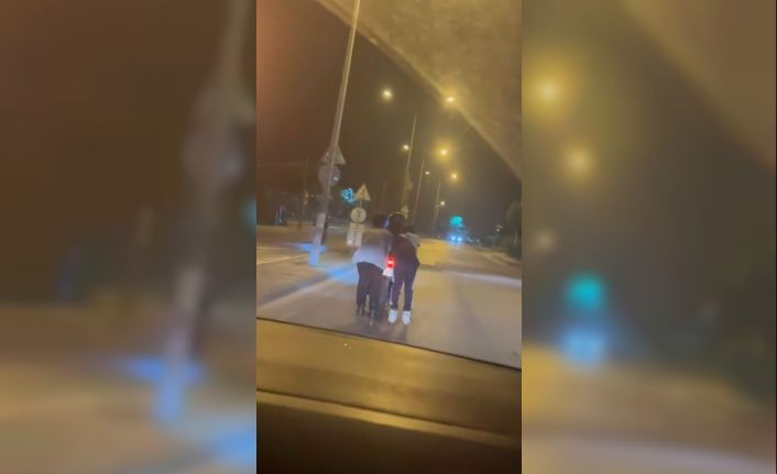 Arnavutköy’de paten yolculuğu kötü bitti, otomobilin altında kalmaktan son anda kurtuldu