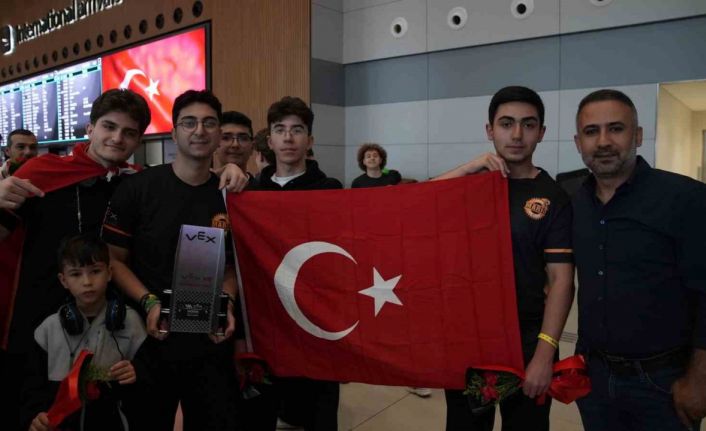 Arnavutköylü öğrenciler ABD’den dünya şampiyonası ödülüyle döndü