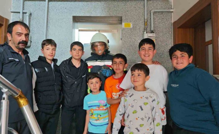 Asansör boşluğuna düşen kuş kurtarıldı