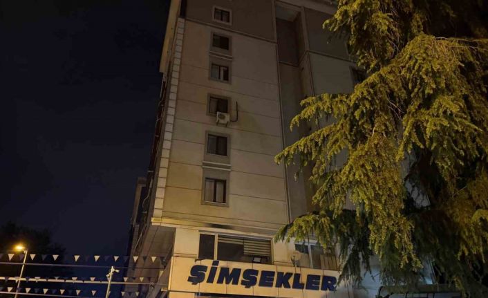 Ataşehir’de 5. kattan düşen genç ağır yaralandı