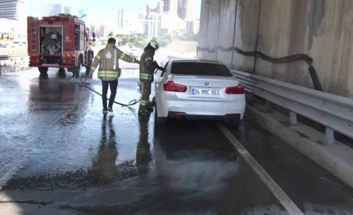 Ataşehir’de lüks otomobil  alev alev yandı