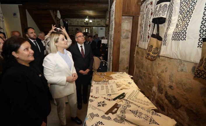 Atık malzemeler üniversite öğrencilerinin elinde sanata dönüştü