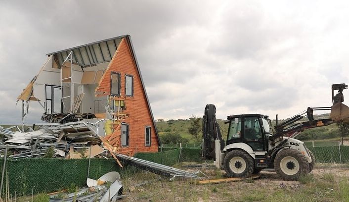 Ayaş’ta kaçak yapılar yıkılıyor