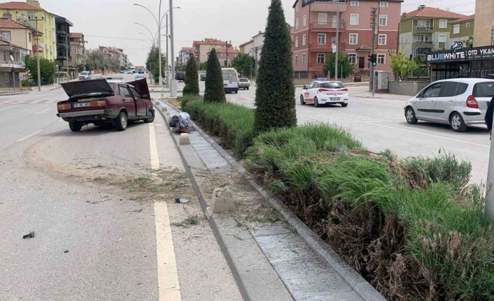 Aydınlatma direğine çarpan otomobil orta refüjü aşarak karşı şeride geçti