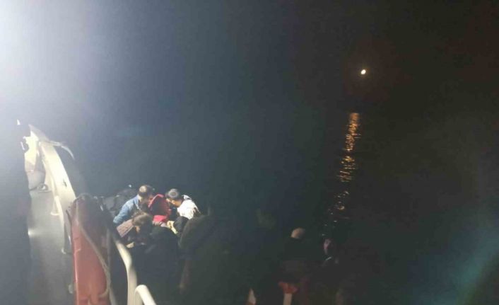 Ayvalık’ta 13’ü çocuk 43 düzensiz göçmen ve yasa dışı yollarla ülkeyi terk etmeye çalışan 2 Türk vatandaşı yakalandı