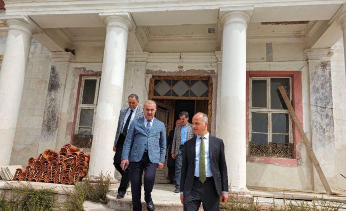 Ayvalık’ta Tarihi Kız Meslek Lisesi’nin restorasyonu sürüyor