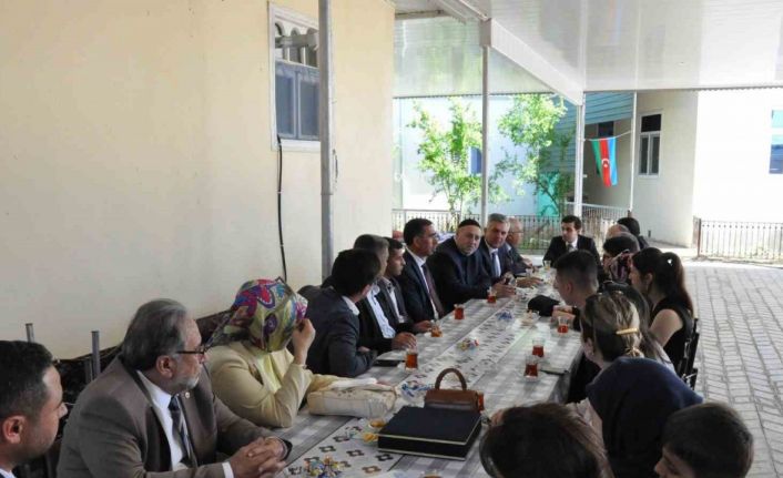 Azerbaycan’da ziyaretlerde bulunan Çameli protokolü Milli Kahramanı unutmadı