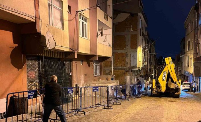 Bağcılar’da inşaatın temel kazma işlemi sırasında hasar gören 5 katlı bina mühürlendi