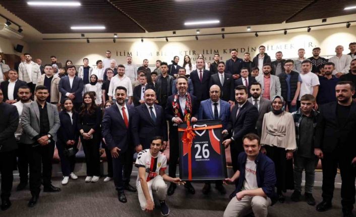 Bakan Bayraktar, Anadolu Üniversitesi’nde gençlerle buluştu