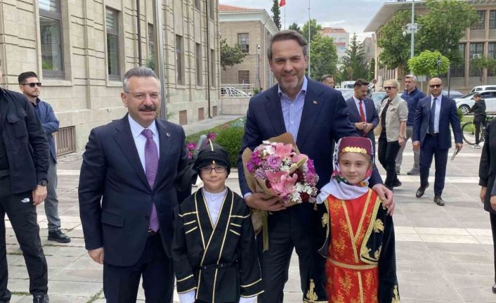 Bakan Bayraktar, Eskişehir Valiliği’ni ziyaret etti