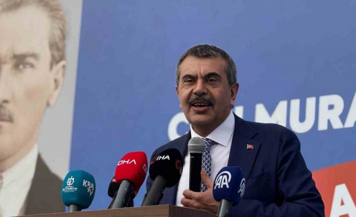 Bakan Tekin: "Okulumuzun 14-15 dönüm arazi içerisinde 10 metrekare payı olduğu için dava açan belediye başkanları var"