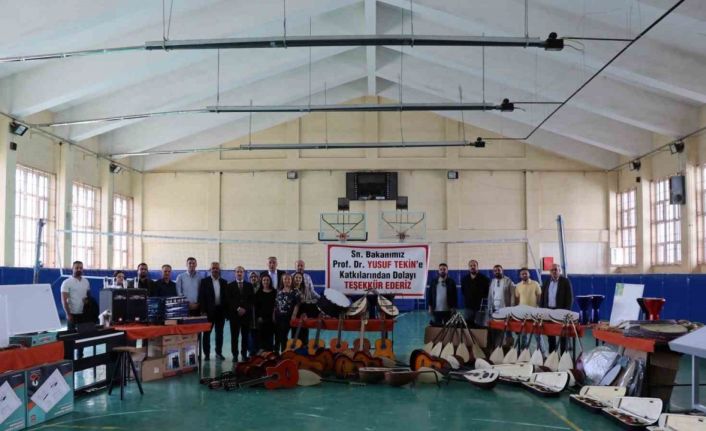 Bakan Tekin’den Oltu’daki okullara malzeme desteği