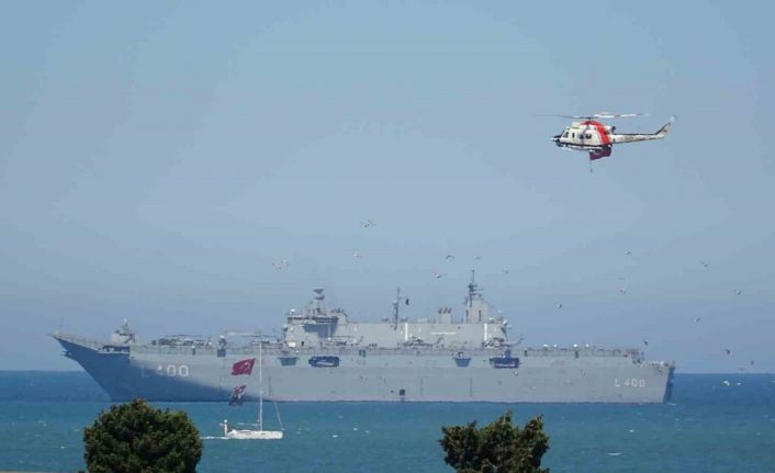 Balıkçı teknelerinden tören geçişi: TCG Anadolu ve kortej aynı karede