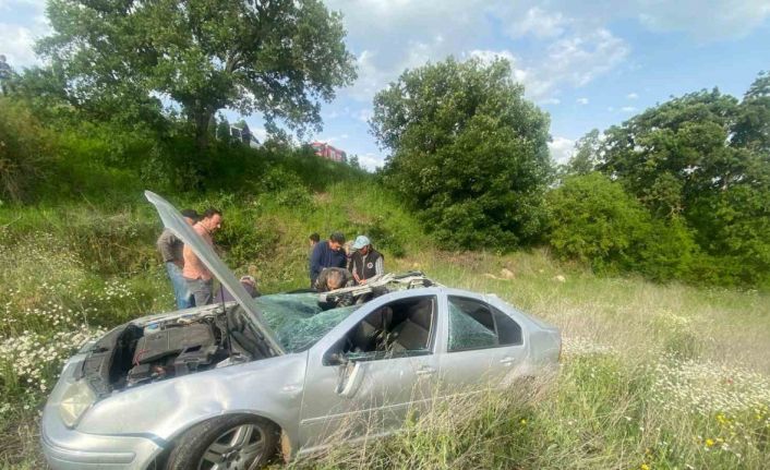 Balıkesir’de tarlaya uçan aracın sürücüsünü vatandaşlar kurtardı