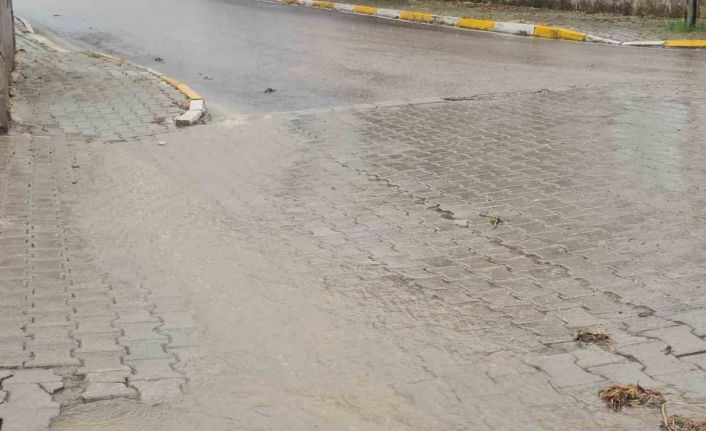 Bandırma’da sağanak yağış sele neden oldu...Vatandaşlar zor anlar yaşadı