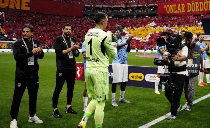 Başakşehir, şampiyon Galatasaray’ı alkışladı