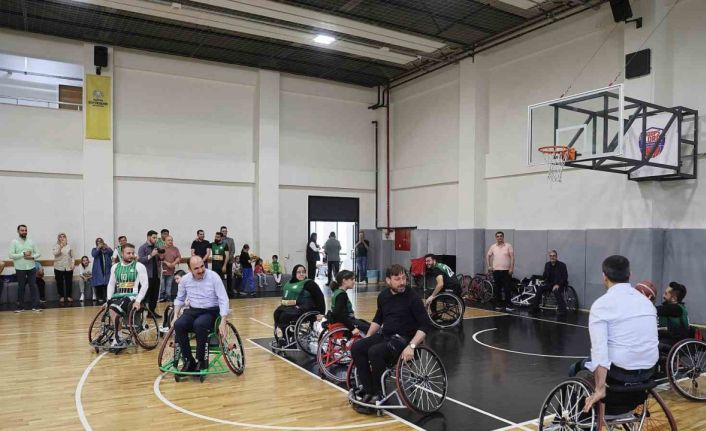 Başkan Altay tekerlekli sandalyeye oturdu, engelli basketbolcularla maç yaptı