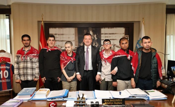 Başkan Balcıoğlu, temsili askerliğe uğurlanan gençleri makamında ağırladı