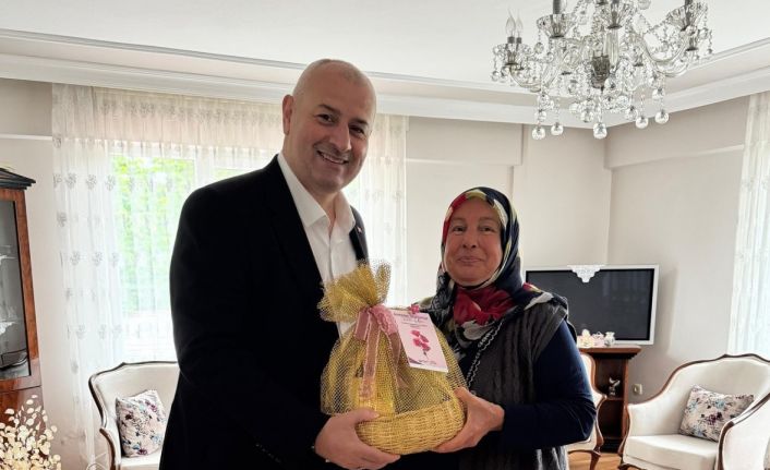 Başkan Yılmaz, şehit annesinin anneler gününü kutladı