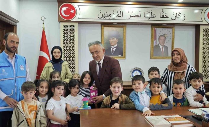 Bayburtlu minikler kumbaralarındaki parayı yetimlerle paylaştı