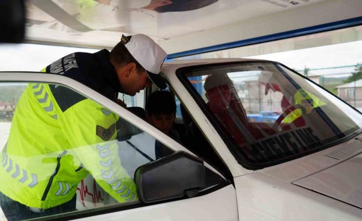 Bayburt’ta emniyet kemerinin önemi takla atan simülasyon aracıyla anlatıldı