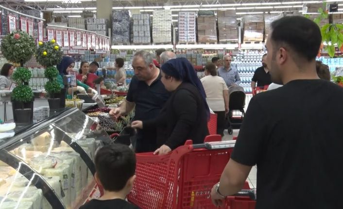 Bayram öncesi büyük indirim yapılan markete vatandaşlar akın etti