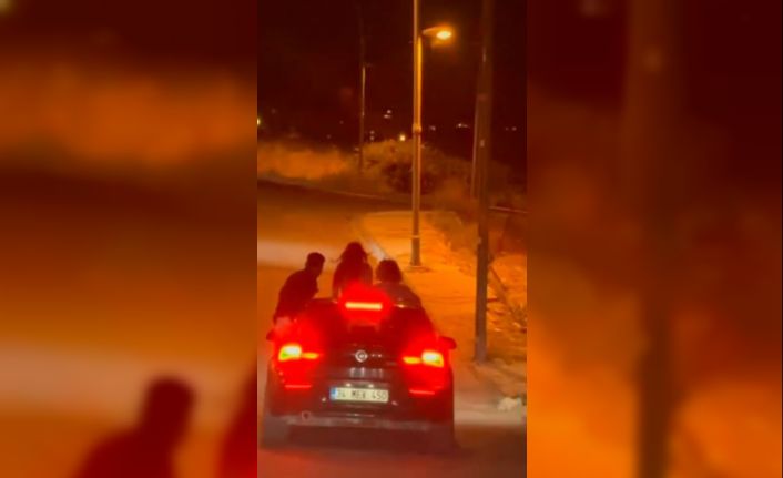 Beylikdüzü’nde araç camından sarkarak yolculuk yapan şahıslar kamerada