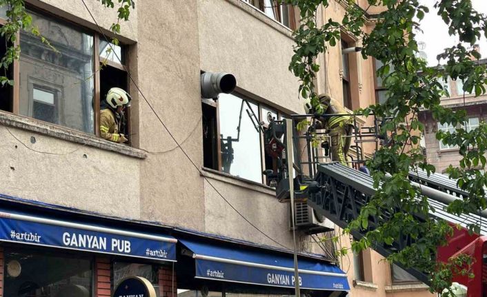 Beyoğlu’da 6 katlı binada yangın paniği: Mahsur kalan 2 kişi kurtarıldı