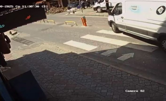 Beyoğlu’nda yolun karşısına geçmeye çalışan kadına geriye doğru manevra yapan ticari minibüs çarptı: O anlar kamerada