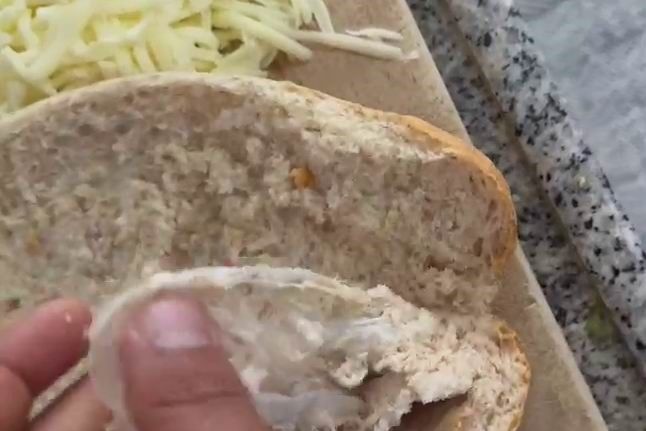 BİM Marketten aldığı ekmeğin içinden çıkanı görünce neye uğradığını şaşırdı
