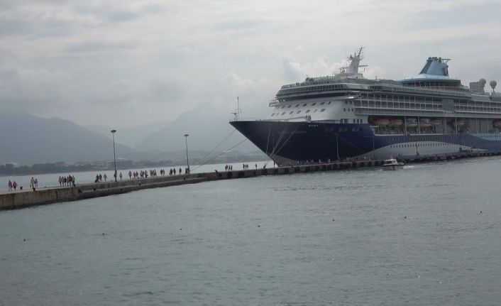 Bin 795 yolcu ve 729 mürettebatı bulunan kruvaziyer Alanya Limanı’na demir attı