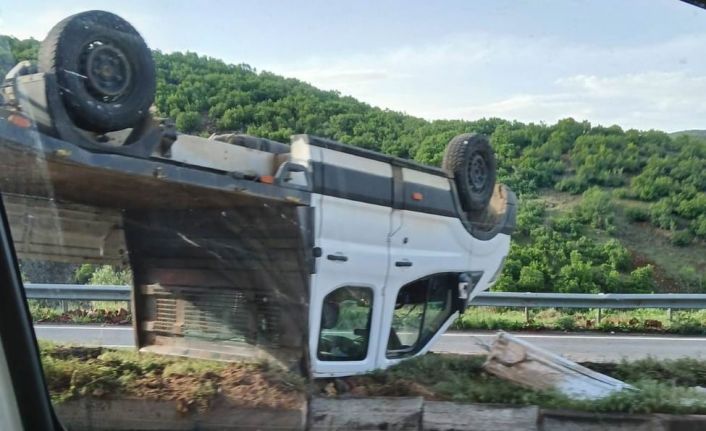 Bingöl’de kamyonet refüje çıktı: 1 yaralı