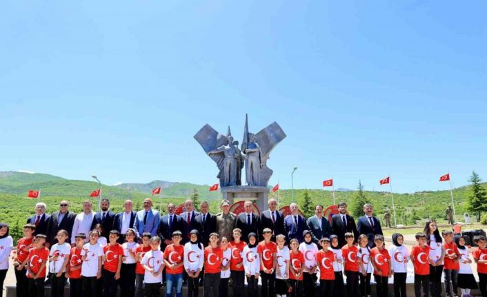 Bingöl’de PKK’lı teröristler tarafından şehit edilen 33 er anıldı