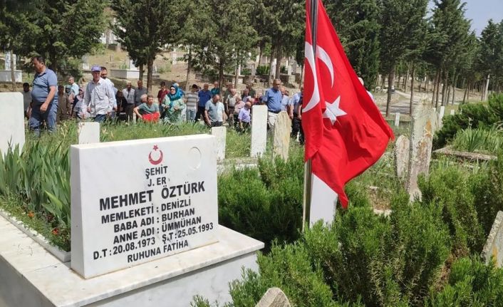 Bingöl’de şehit edilen 33 askerden birisi olan Denizlili er mezarı başında anıldı