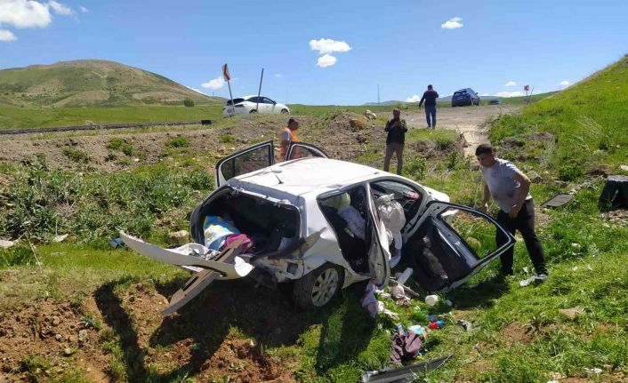 Bingöl’de trafik kazası: Baba öldü, eşi ve çocuğu yaralandı