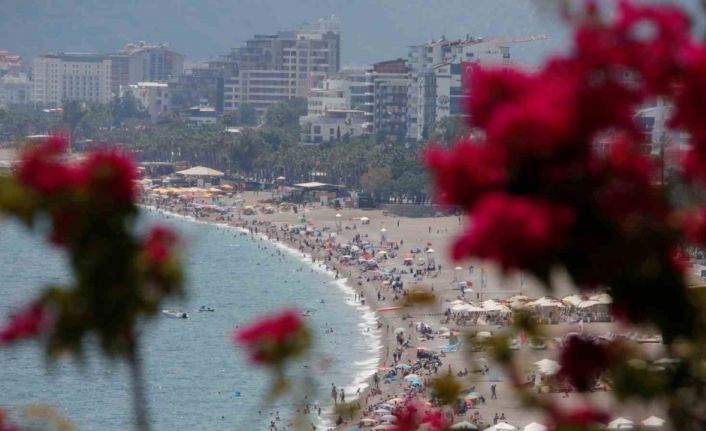 Bir günlük tatili fırsat bilen Antalyalılar Konyaaltı Sahili’ni doldurdu