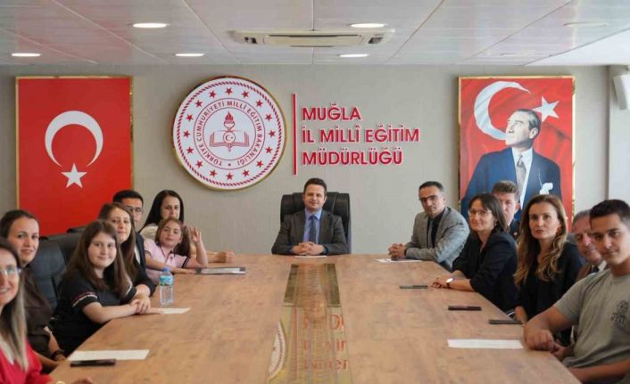 "Bir Kitap Bir İnsan" projesi kapsamında öğrencilerin değerli eserleri ödüllendirildi