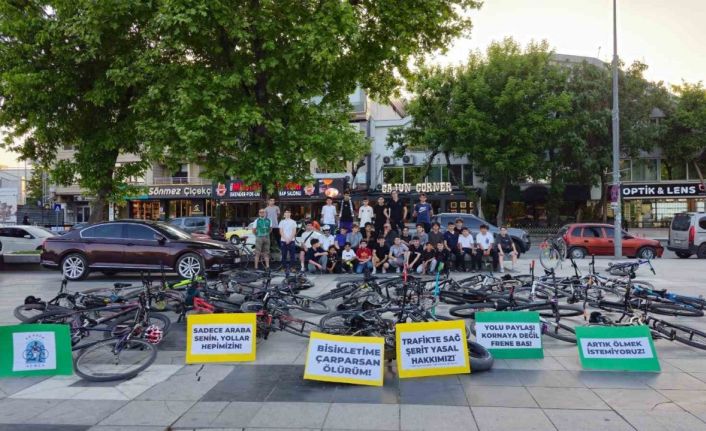 Bisikletliler, trafikte ölmemek için pankartlı eylem yaptı
